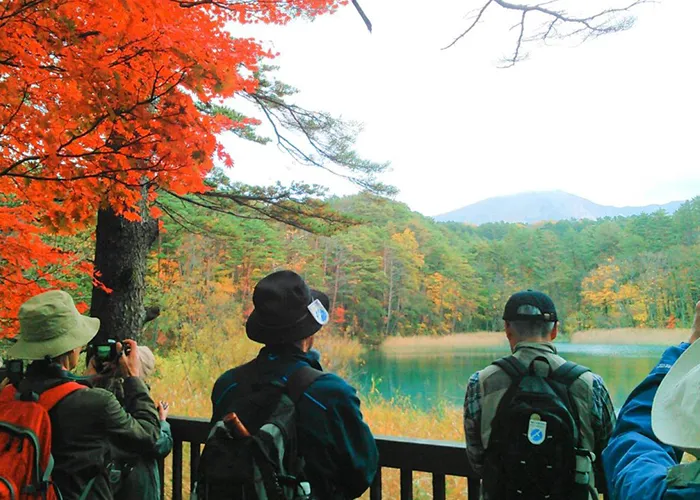 紅葉の五色沼と磐梯山