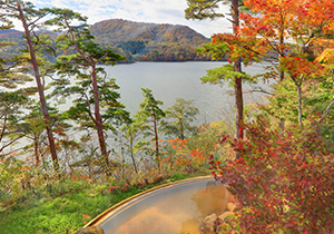 紅葉を眺めながらの露天風呂