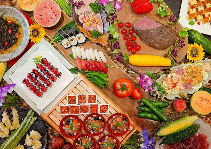 バイキング 一例。／色とりどりの旬の料理が並ぶ。