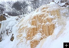 冬のアクティビティ例／イエローフォールツアー。噴火口壁が作る氷の滝。