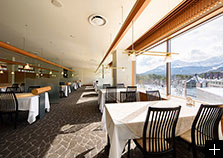 和食レストラン「和楽」。大きな窓から雄大な磐梯山を望むレストラン。