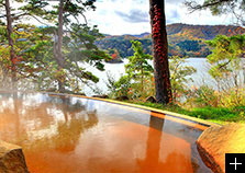 珍しい赤褐色の絶景露天温泉。源泉掛け流しの露天温泉。