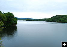 小野川湖。小野川不動滝を見に行くアクティビティもございます。