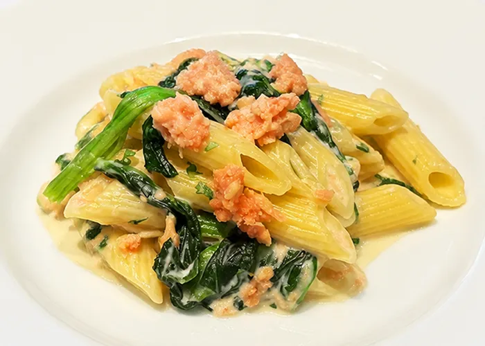 秋鮭とほうれん草のクリームパスタ